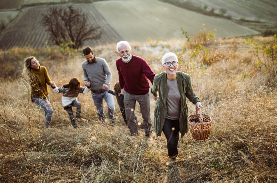 Family_walking_together